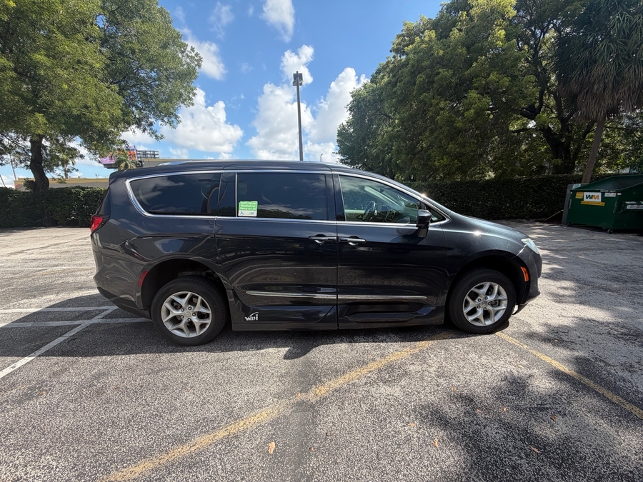 Silver Chrysler Pacifica image number 2