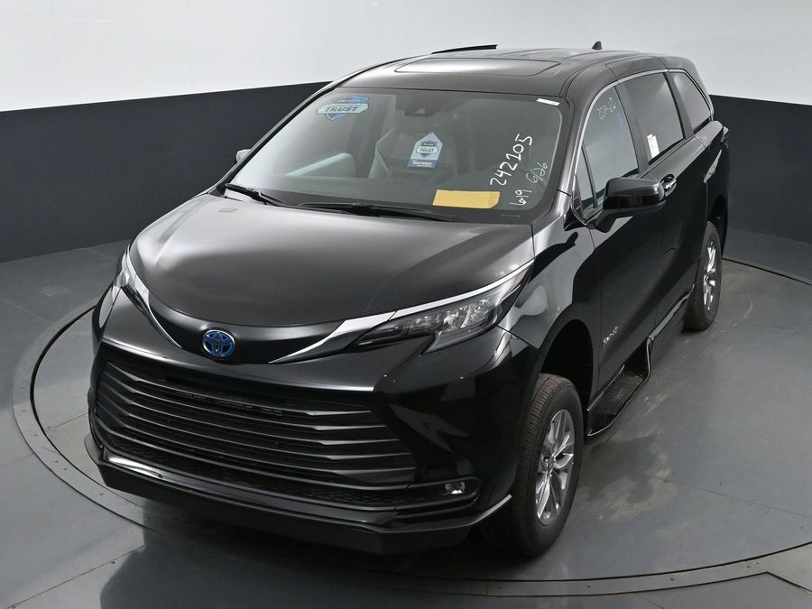 New 2025 Toyota Sienna Hybrid XLE Base - BraunAbility Side Entry Entry Fold Out Automatic Ramp