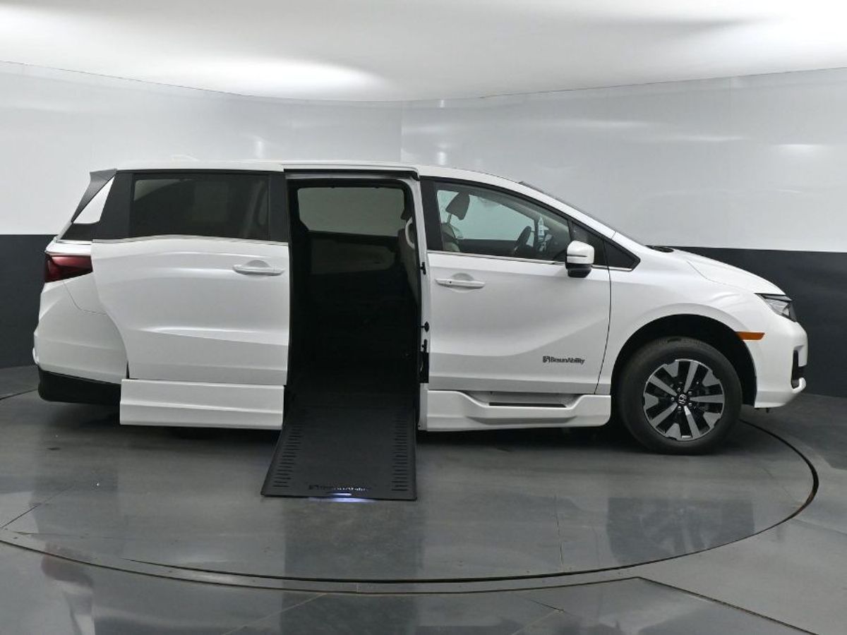 White Honda Odyssey with Side Entry Automatic In Floor ramp