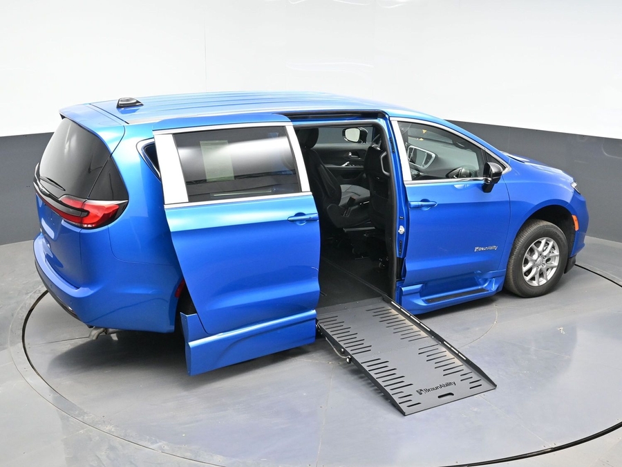 Blue Chrysler Pacifica image number 23