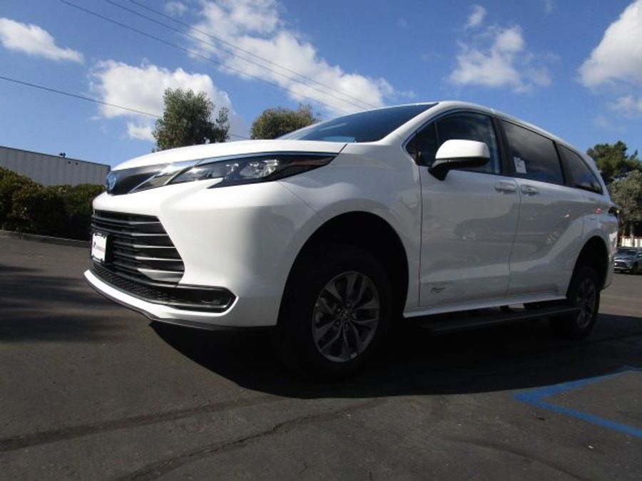 New 2025 Toyota Sienna Hybrid LE - Vantage Mobility Commercial Rear Entry Entry Fold Out Manual Ramp