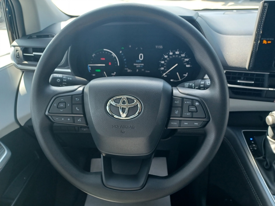 Black Toyota Sienna image number 18