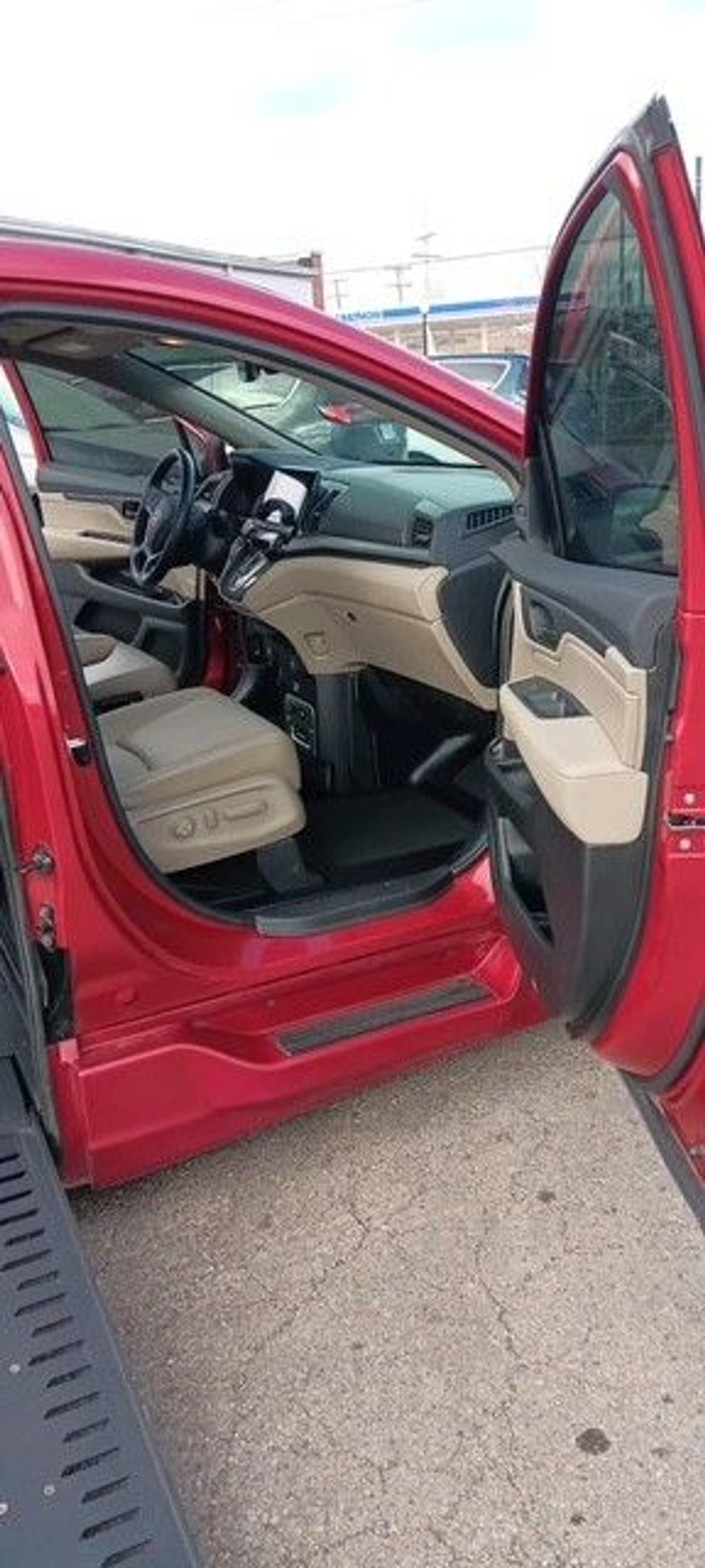 Red Honda Odyssey image number 8