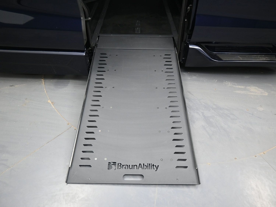 Blue Toyota Sienna image number 10