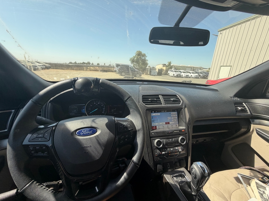  Ford Explorer image number 3