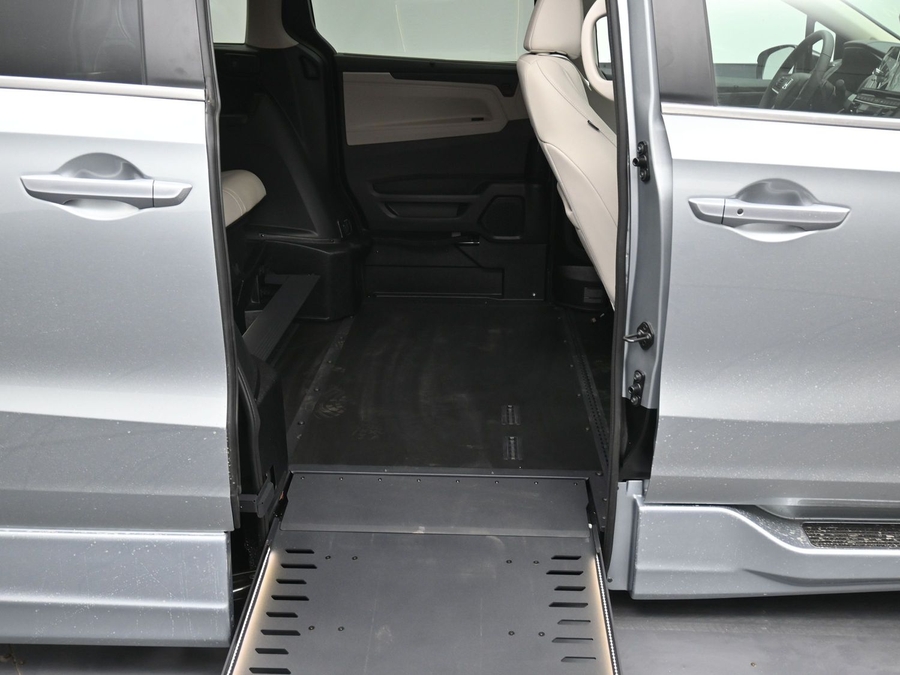Silver Honda Odyssey image number 11
