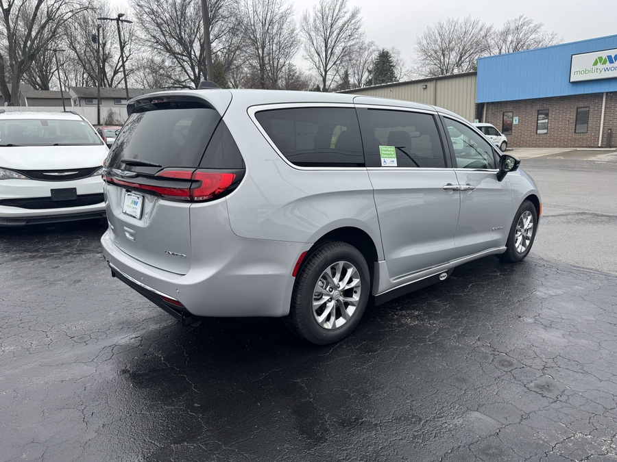 Silver Chrysler Pacifica image number 13