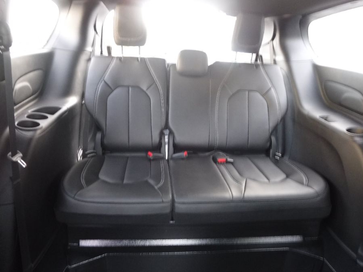 Blue Chrysler Pacifica image number 16