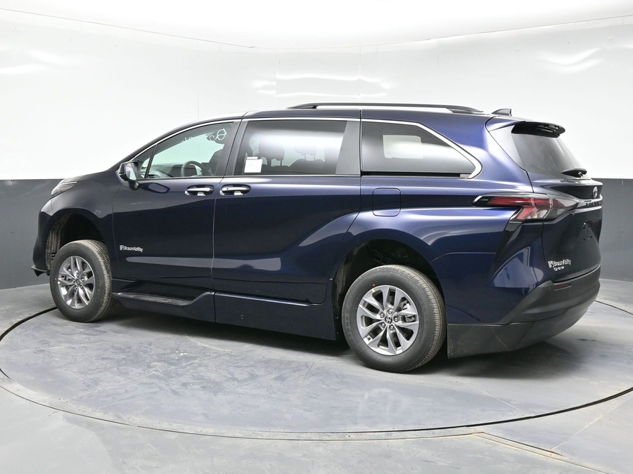 New 2026 Toyota Sienna Hybrid XLE Base - BraunAbility Side Entry Entry Fold Out Automatic Ramp