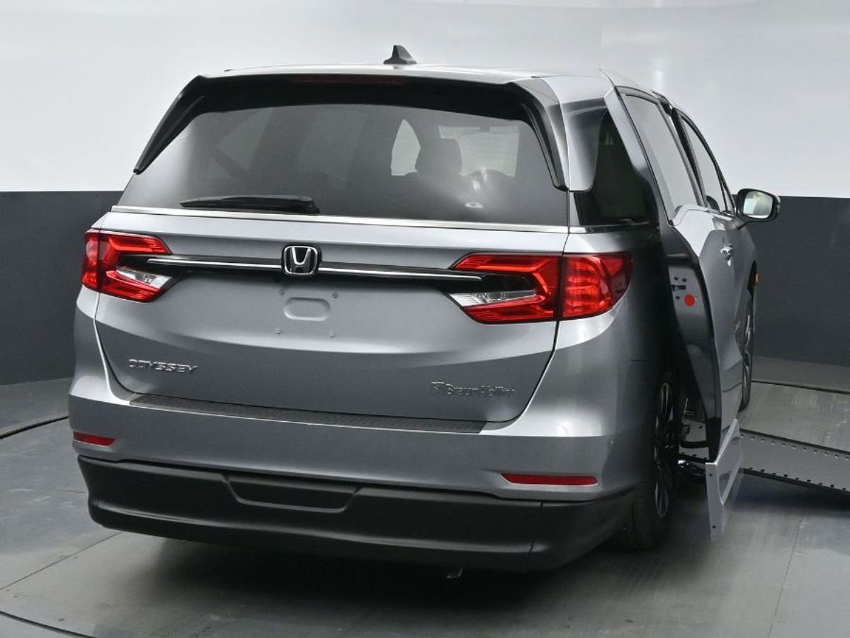 Silver Honda Odyssey image number 22