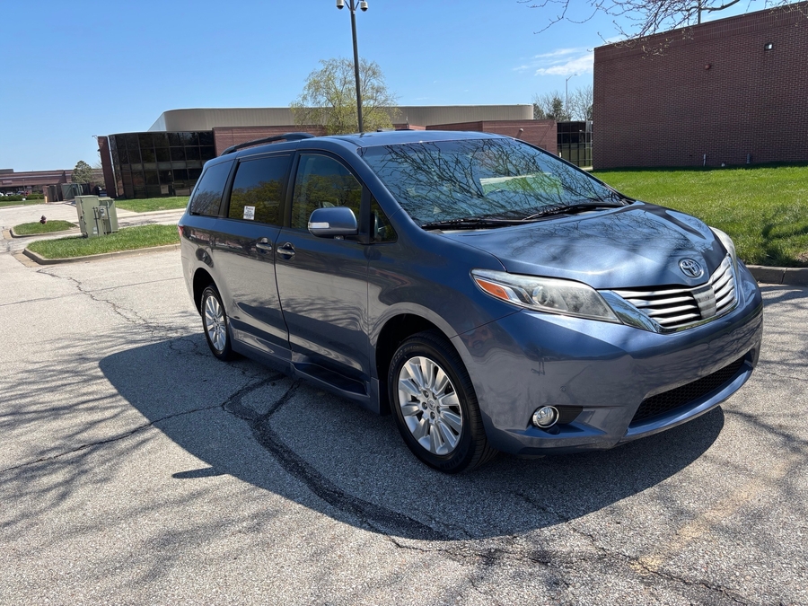 Used 2016 Toyota Sienna Limited - BraunAbility Side Entry Entry Fold Out Automatic Ramp