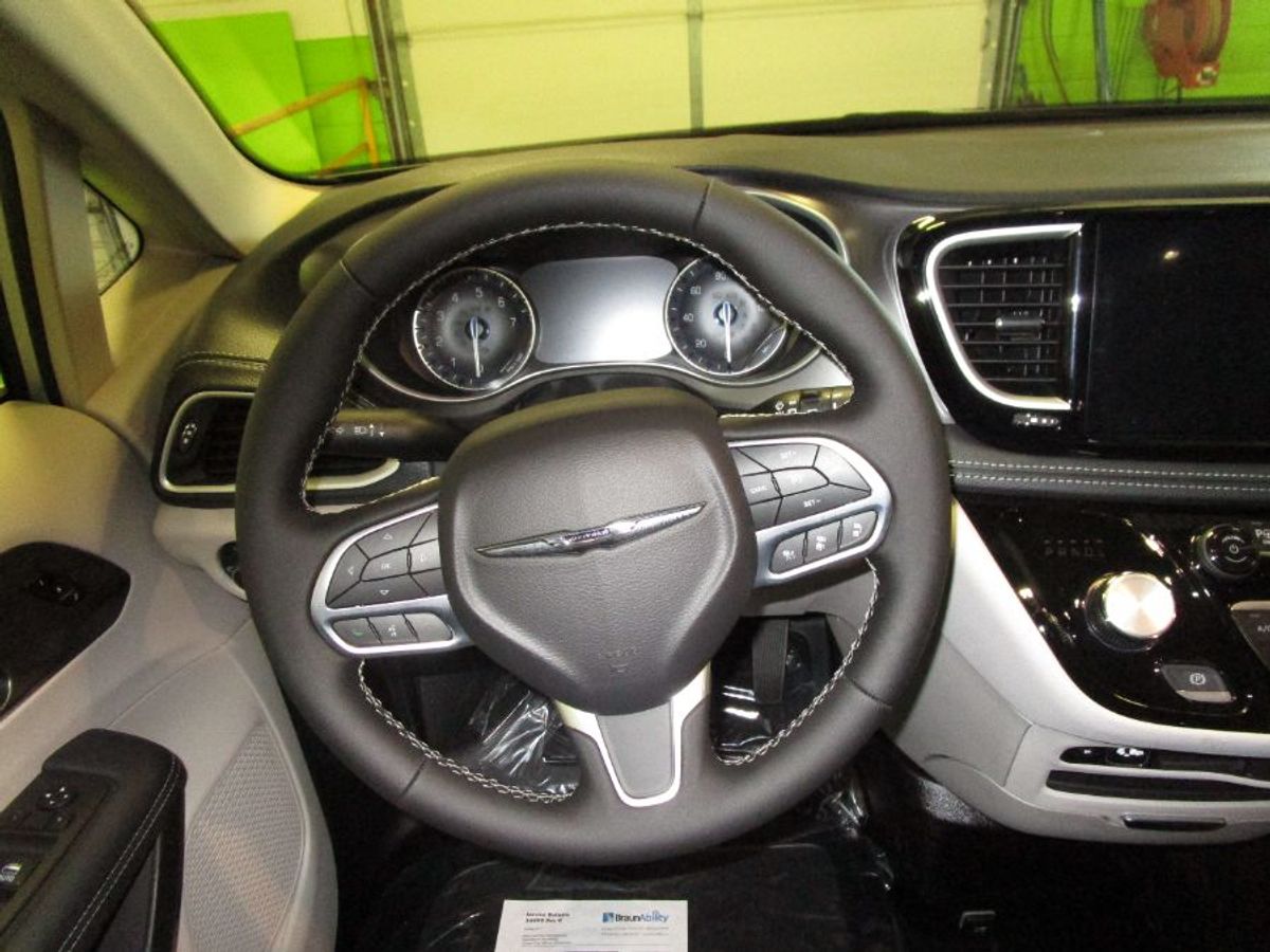 2024 Chrysler Pacifica Touring L - Photo 10