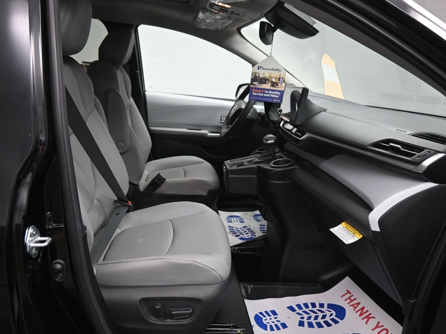 Black Toyota Sienna image number 1