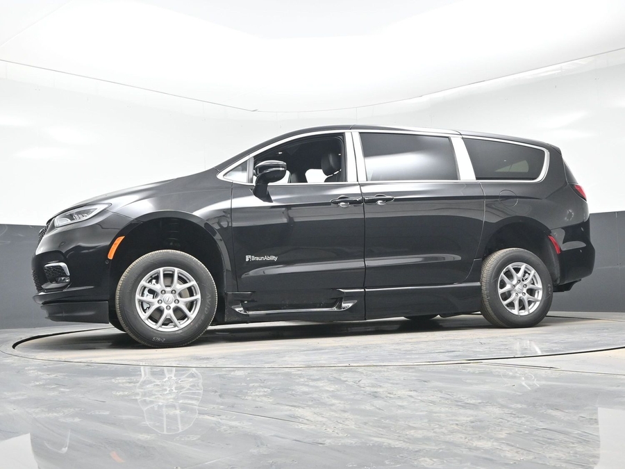 Black Chrysler Pacifica image number 19