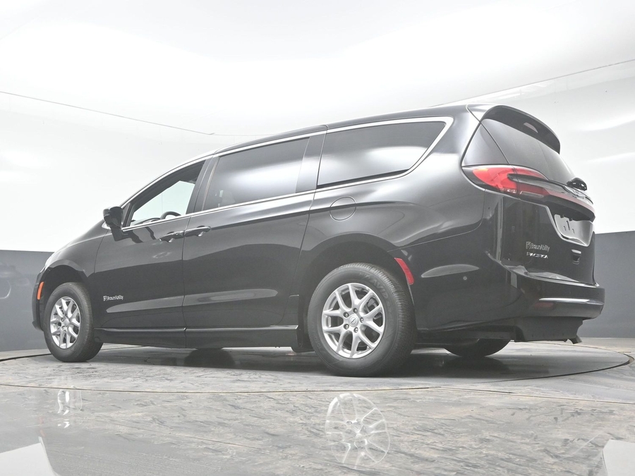 Black Chrysler Pacifica image number 24