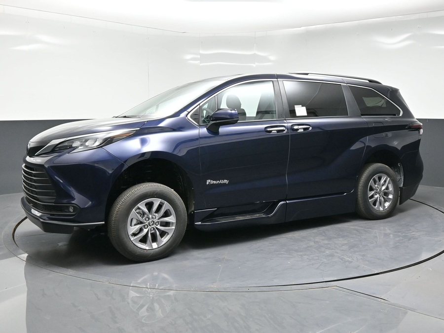 New 2026 Toyota Sienna Hybrid XLE Base - BraunAbility Side Entry In Floor Automatic Ramp