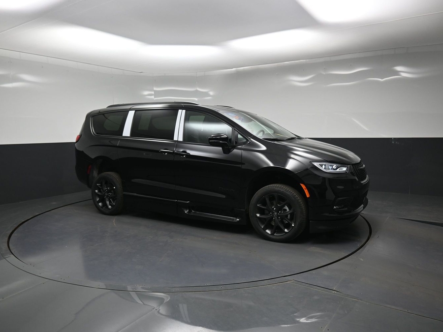 Black Chrysler Pacifica image number 15