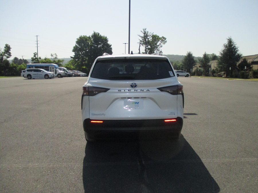 White Toyota Sienna image number 4