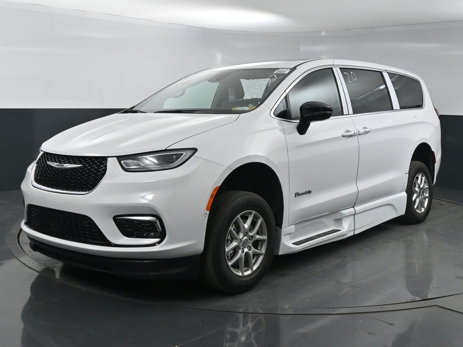 New 2025 Chrysler Pacifica SELECT PLUS - BraunAbility Side Entry Entry In Floor Automatic Ramp