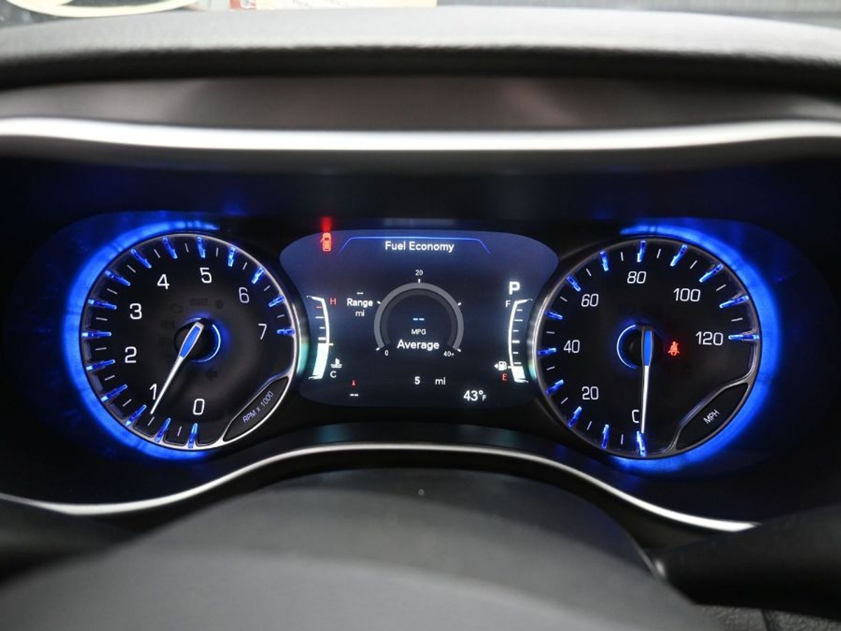 Black Chrysler Pacifica image number 20