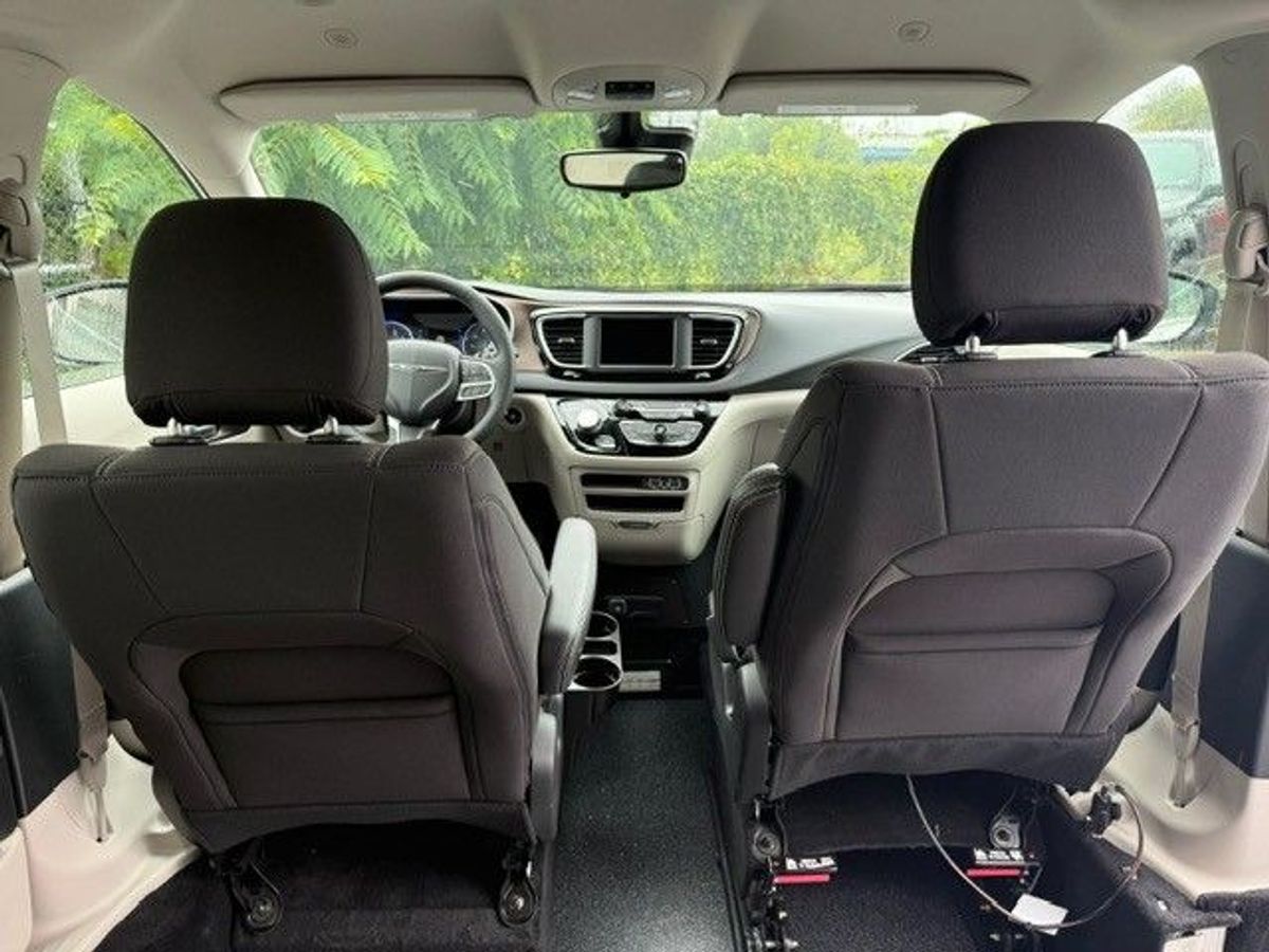 White Chrysler Voyager image number 2