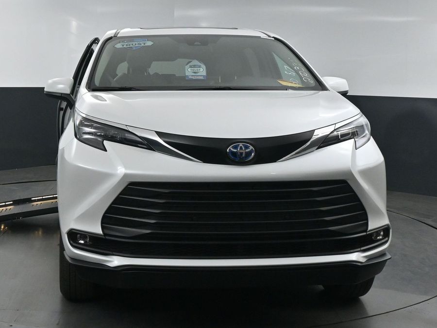 New 2025 Toyota Sienna Hybrid XLE Base - BraunAbility Side Entry Entry Fold Out Automatic Ramp