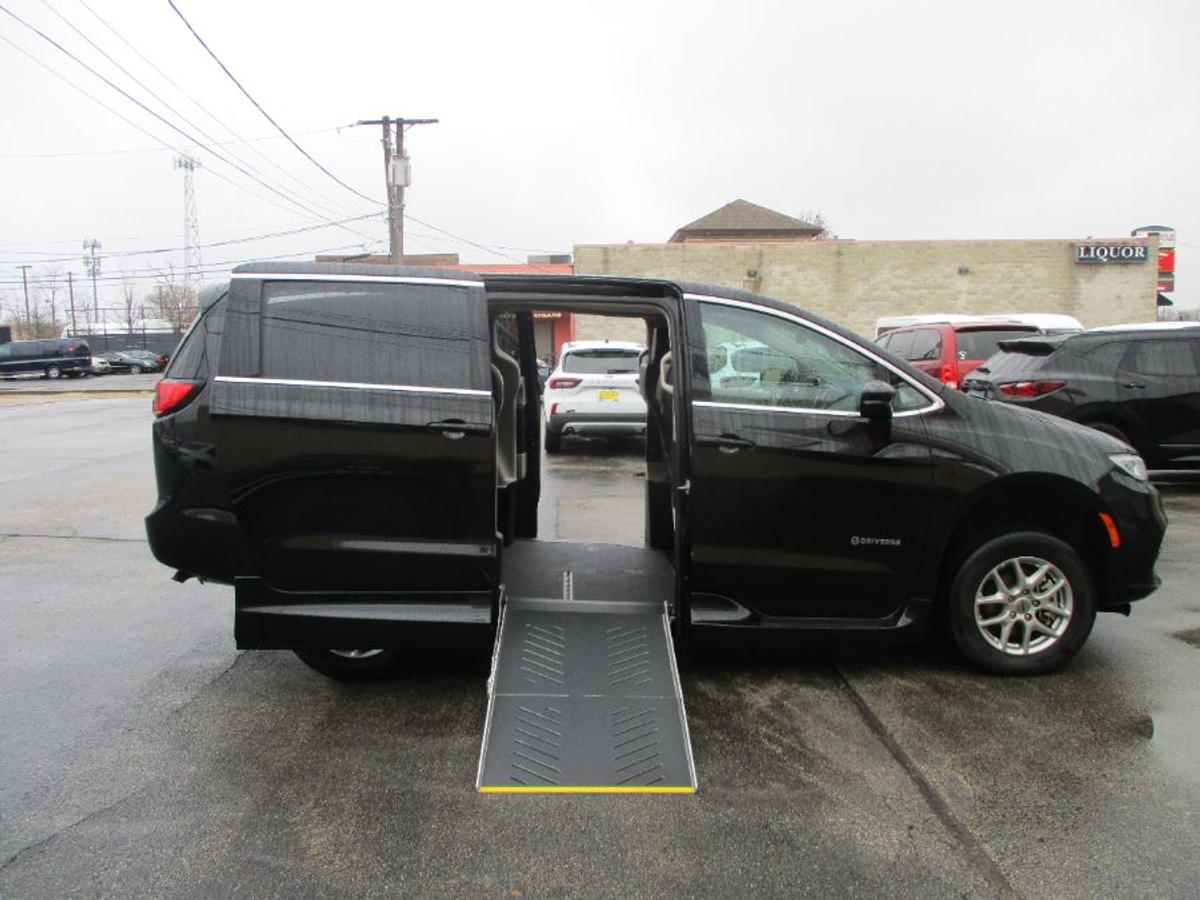 2024 CHRYSLER PACIFICA - Image 1