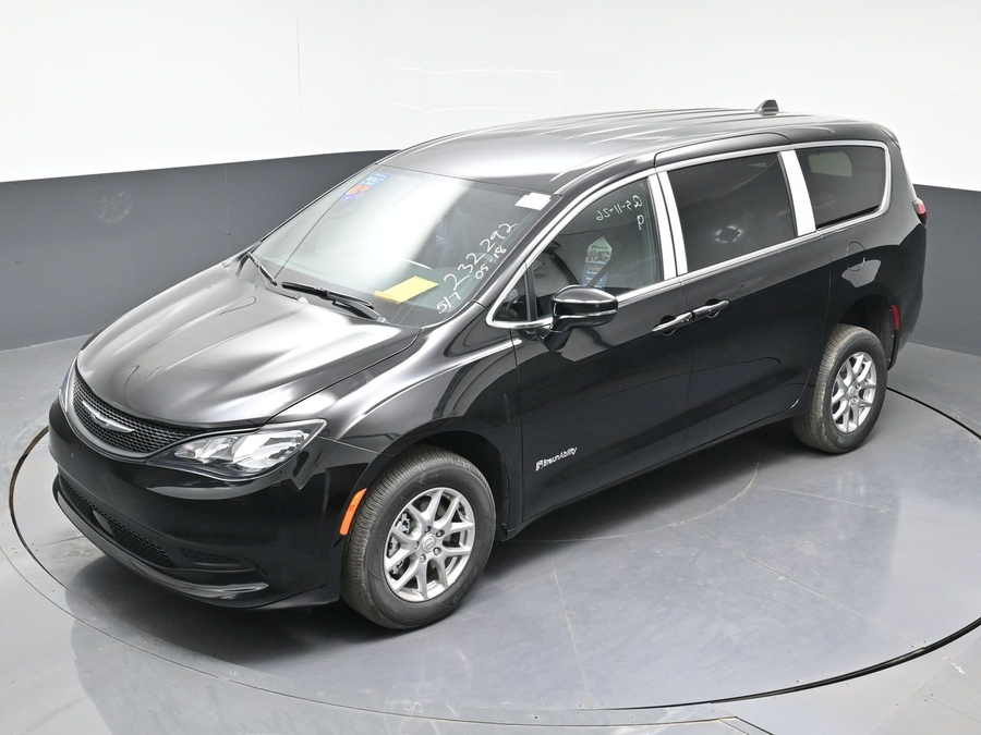 Black Chrysler Voyager image number 18