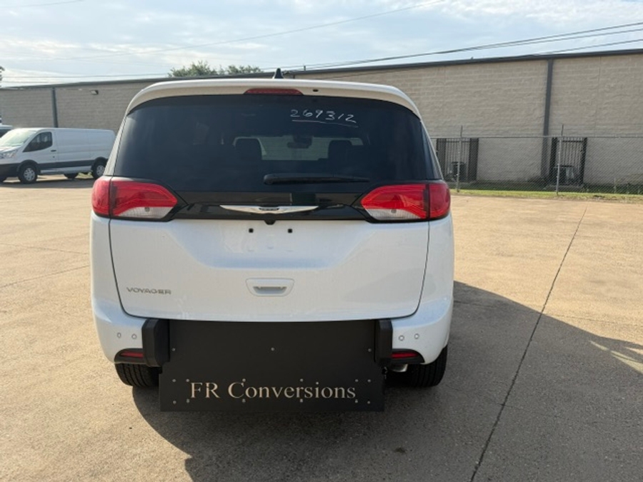 2026 Chrysler Voyager LX - Photo 7