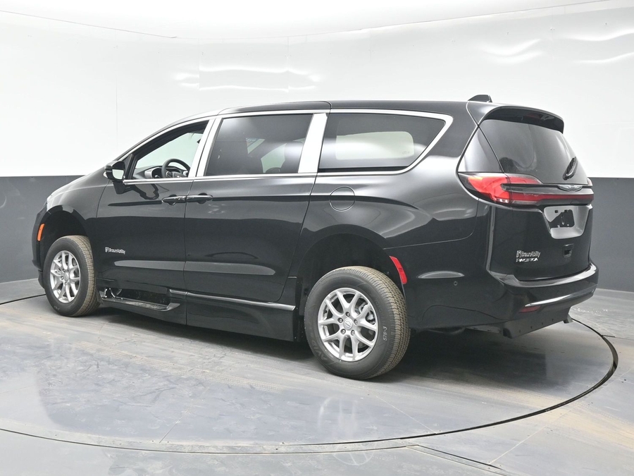 Black Chrysler Pacifica image number 3