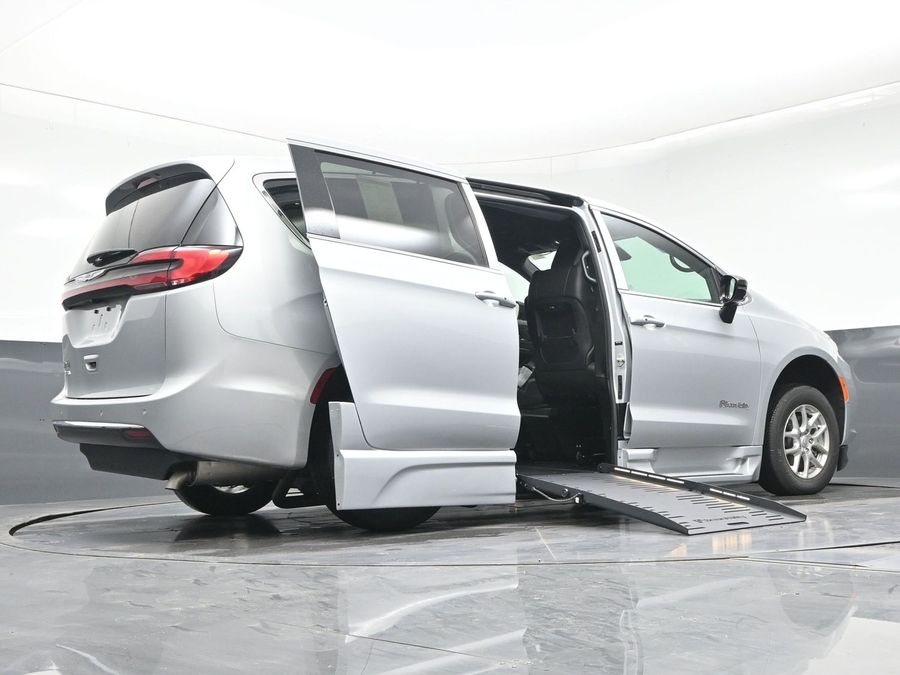 New 2026 Chrysler Pacifica Select Safety - BraunAbility Side Entry Entry Fold Out Automatic Ramp