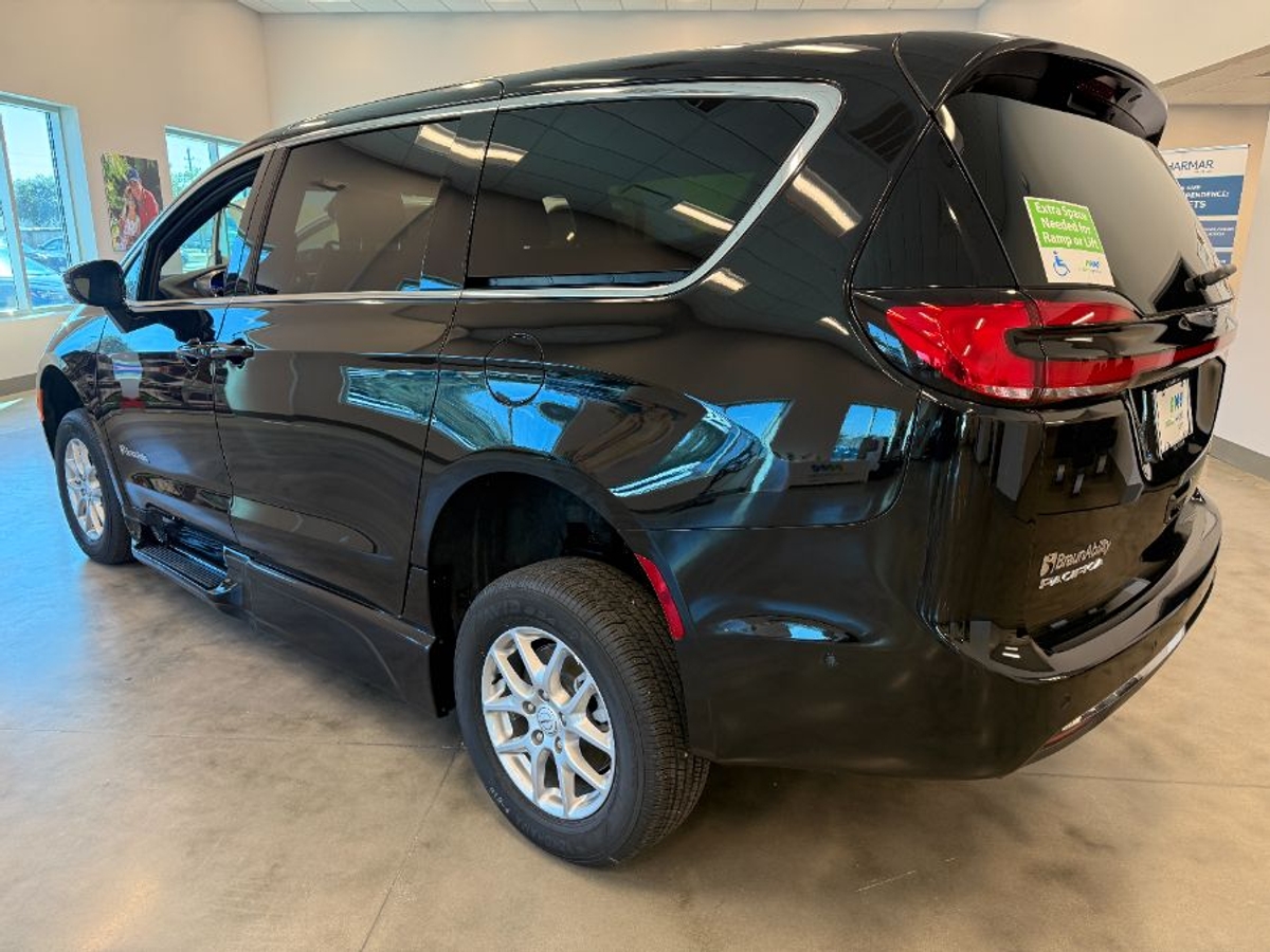 Black Chrysler Pacifica image number 4