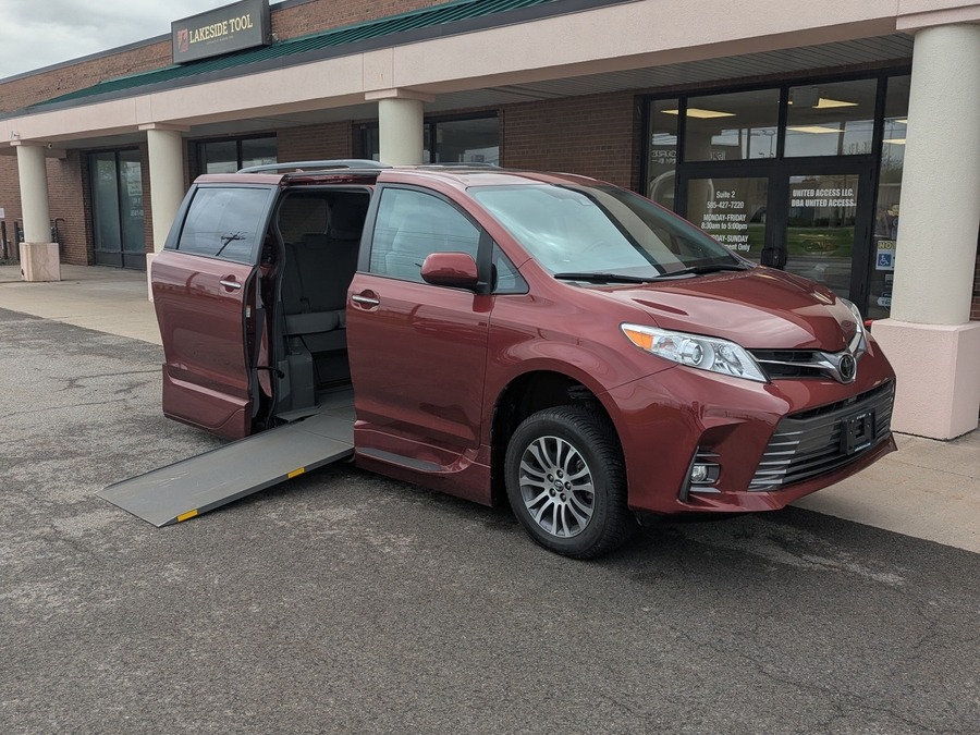 Used 2019 Toyota Sienna XLE - VMI Side Entry Entry In Floor Automatic Ramp