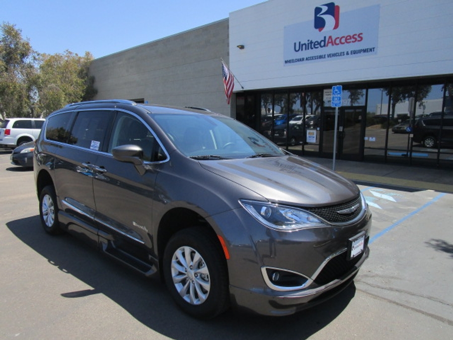 Used 2018 Chrysler Pacifica Touring L - BraunAbility Side Entry In Floor Automatic Ramp