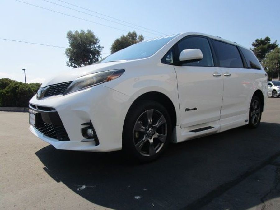 Used 2020 Toyota Sienna SE - BraunAbility Side Entry Entry In Floor Automatic Ramp