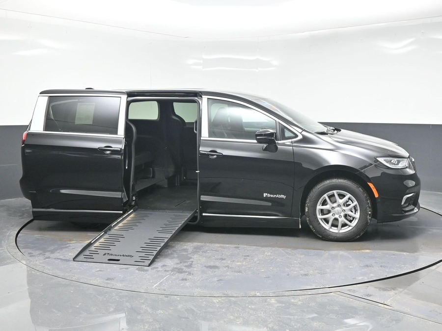 Black Chrysler Pacifica image number 7