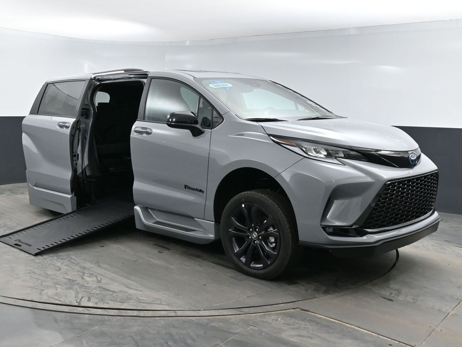 New 2026 Toyota Sienna Hybrid XSE Sport - BraunAbility Side Entry Entry In Floor Automatic Ramp