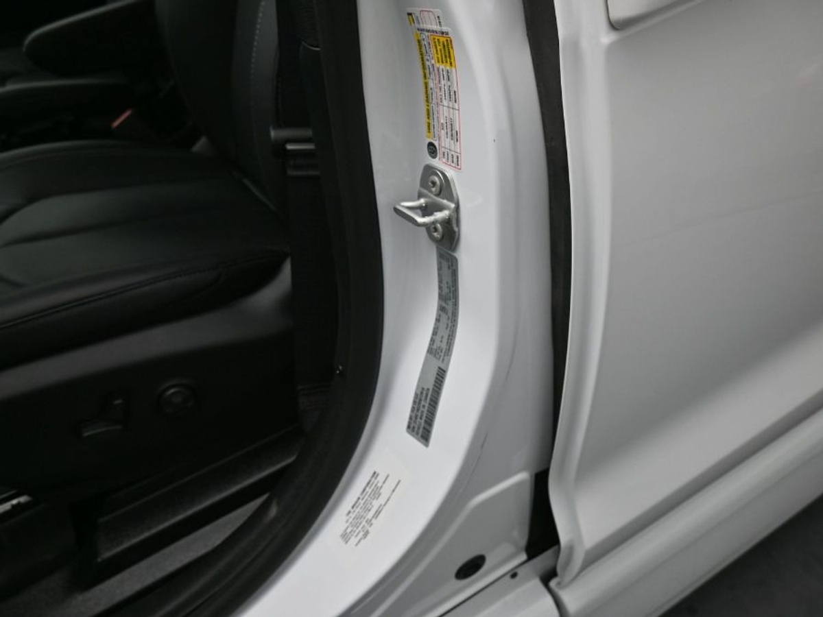 White Chrysler Pacifica image number 16