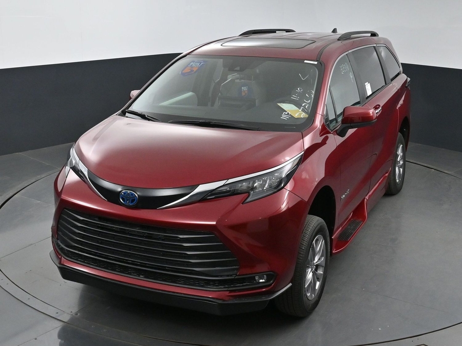 New 2025 Toyota Sienna Hybrid XLE Plus - BraunAbility Side Entry Entry Fold Out Automatic Ramp
