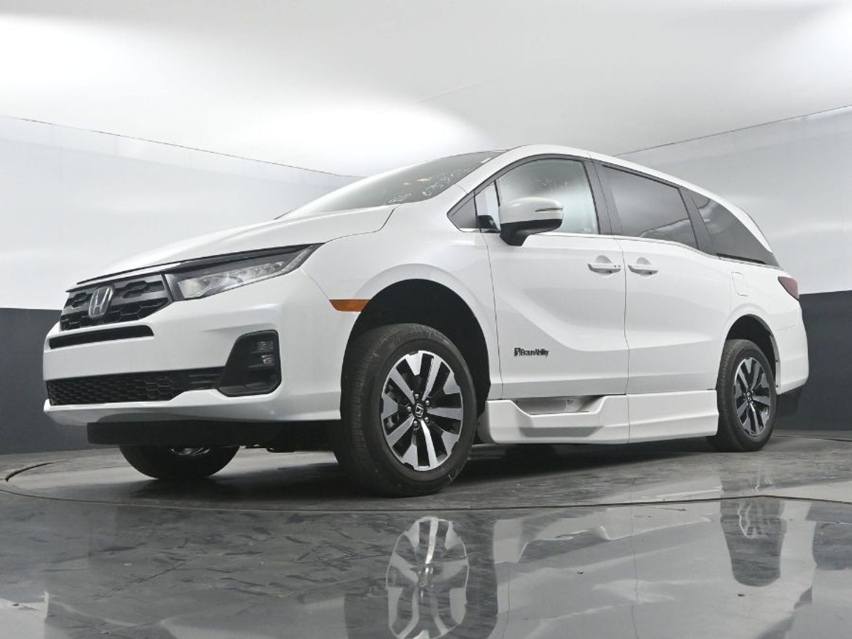 White Honda Odyssey image number 18