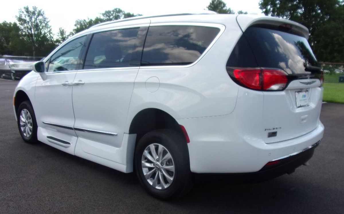 White Chrysler Pacifica image number 4