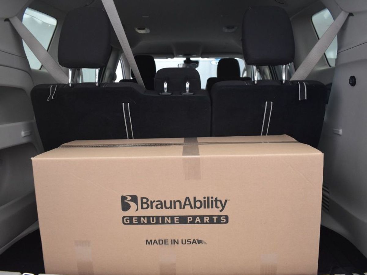 White Chrysler Voyager image number 13