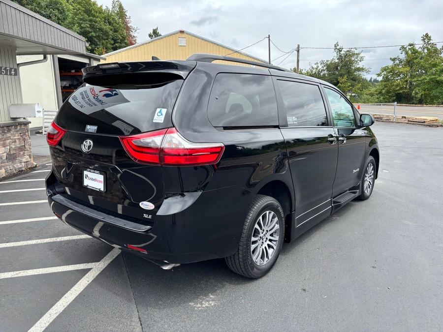 Used 2020 Toyota Sienna XLE Premium - BraunAbility Side Entry In Floor Automatic Ramp