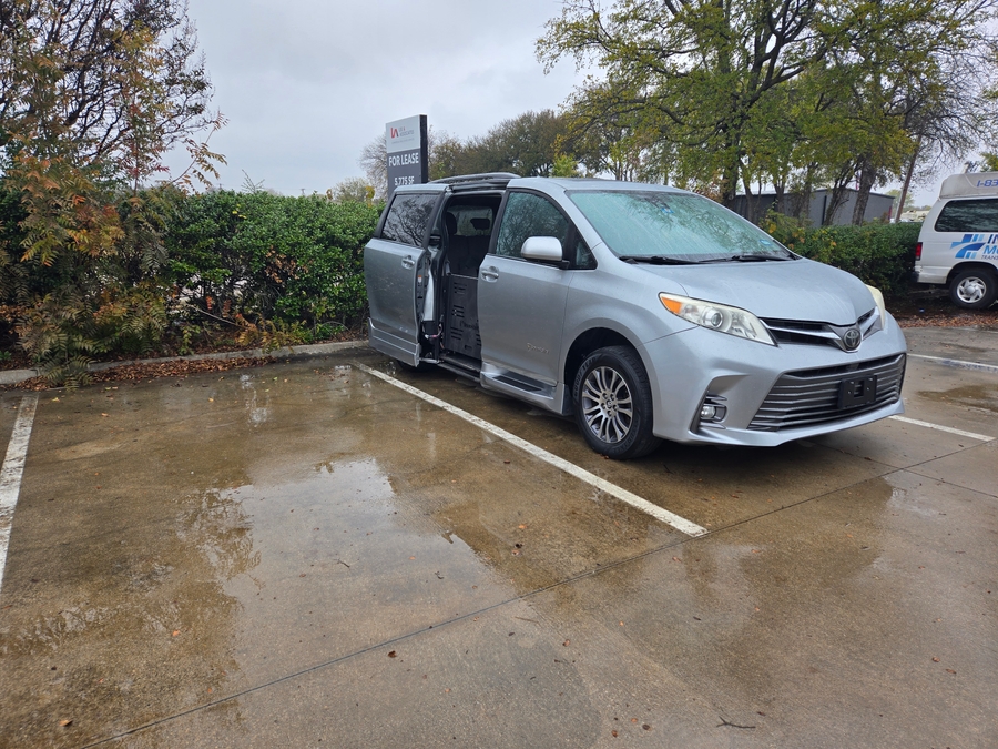 Used 2019 Toyota Sienna XLE Base - BraunAbility Side Entry Entry Fold Out Automatic Ramp
