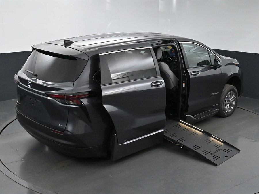 New 2025 Toyota Sienna Hybrid LE - BraunAbility Side Entry Entry Fold Out Automatic Ramp