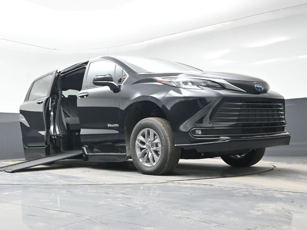 Black Toyota Sienna image number 18