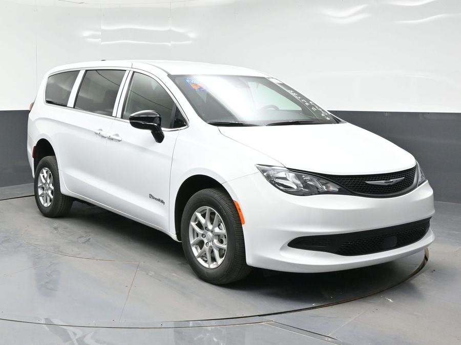 White Chrysler Voyager image number 23