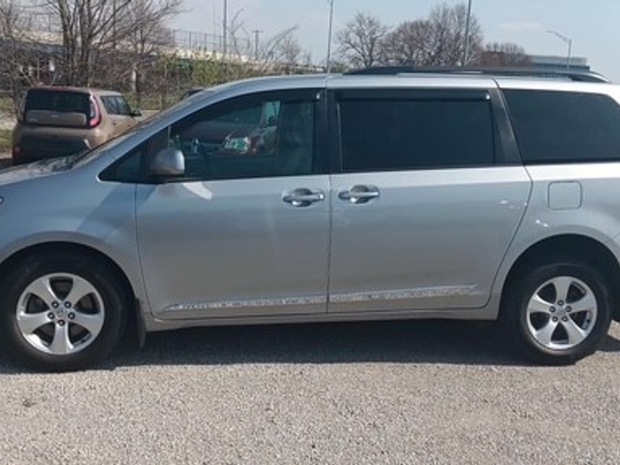 Silver Toyota Sienna image number 2