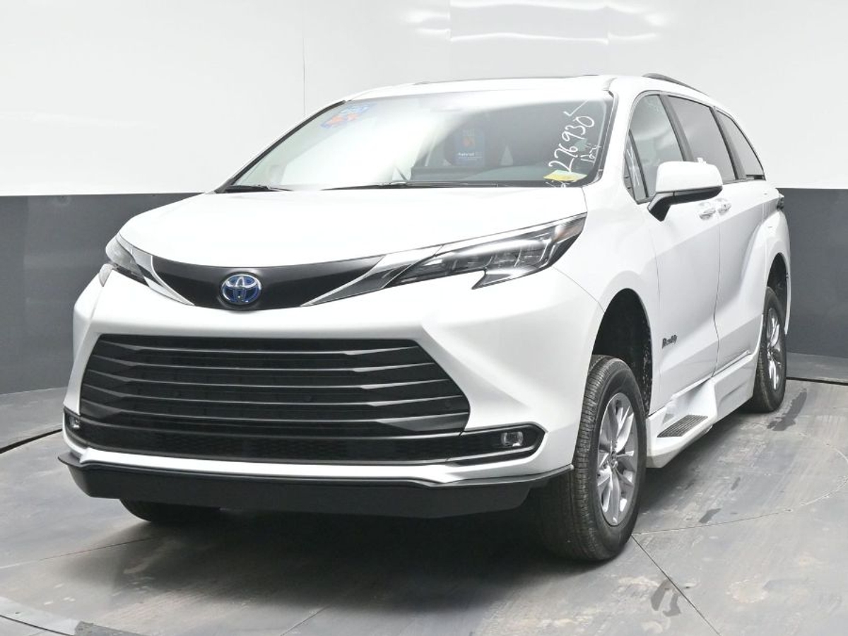 2025 TOYOTA SIENNA - Image 2