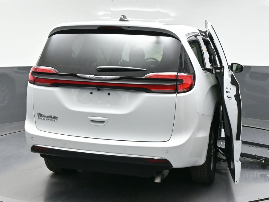 White Chrysler Pacifica image number 2